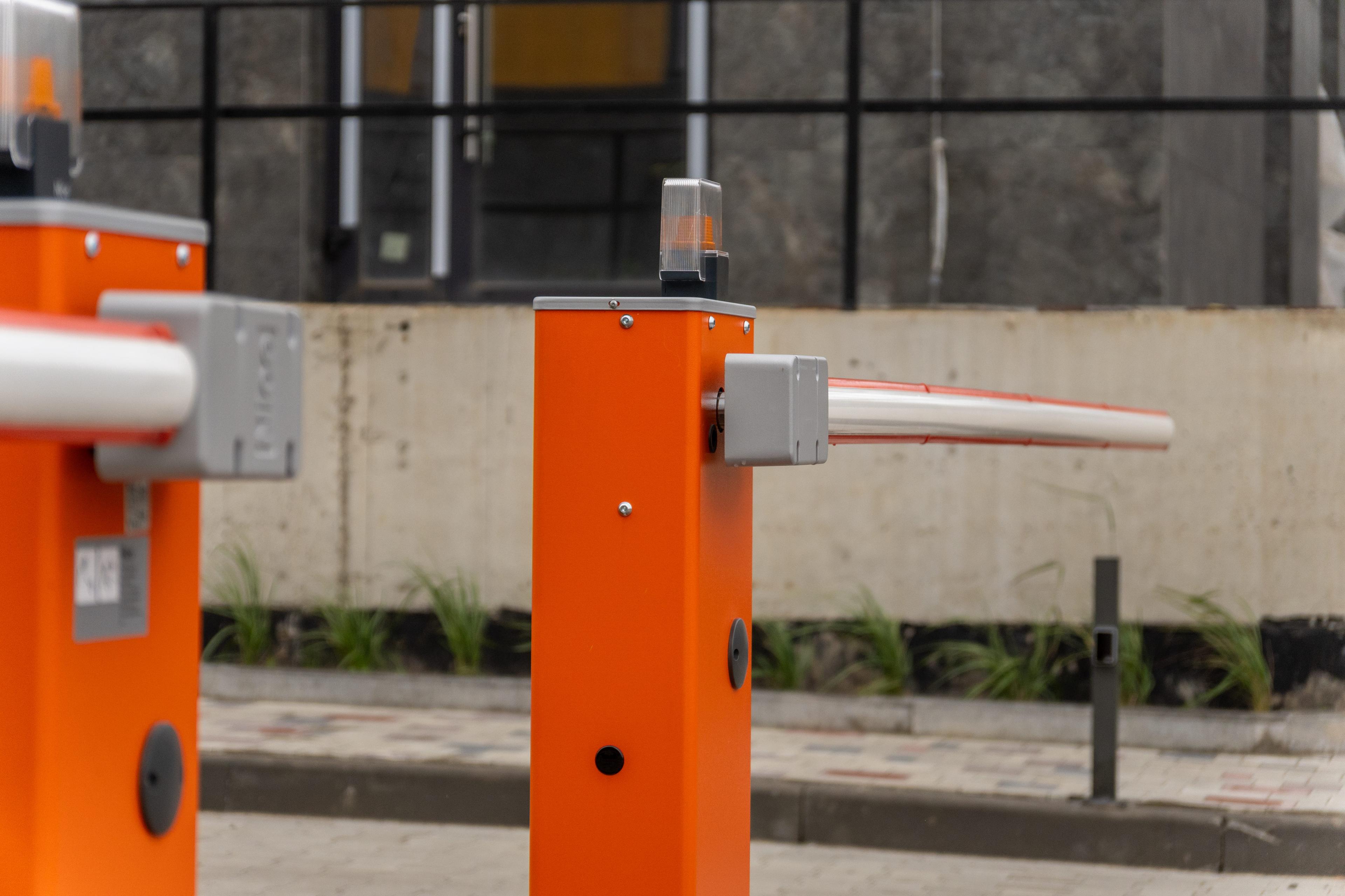 Maintainer app gate access coordination